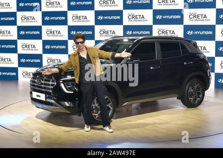 Noida, Uttar Pradesh, Indien. Februar 2020. Der indische Bollywood-Schauspieler Shah Rukh Khan posiert neben dem neu eingeführten Hyundai Creta SUV auf der Auto Expo 2020 in Greater Noida. Kredit: Ganesh Chandra/SOPA Images/ZUMA Wire/Alamy Live News Stockfoto