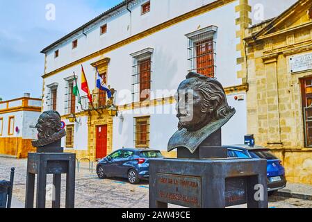 Jerez, SPANIEN - 20. SEPTEMBER 2019: Die Hauptmonumente zu Shakespeare und Cervantes vor dem Archäologischen Museum auf der Plaza del Mercado (Markthalle) Stockfoto