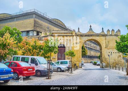 Jerez, SPANIEN - 20. SEPTEMBER 2019: Das Tor aus gehauenem Stein führt zum Weingut Tio Pepe von Gonzalez Byass Sherry House in der Altstadt von Septe Stockfoto