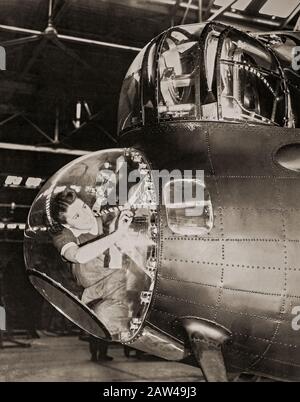 Ein WAAF-Instrumentalmechaniker in der beengten Kuppel der Bombardier, die an einem automatischen Piloten eines Lancaster Bombers arbeitet. Die WAAF (Women's Auxiliary Air Force) wurde am 28. Juni 1939 gegründet und Frauen, die in die WAAF rekrutiert wurden, erhielten eine Grundausbildung. WAFs diente nicht als Luftbesatzung, sondern war aktiv in der Fallschirmverpackung und dem Aufrichten von Barrage-Luftballons neben Catering, Meteorologie, Radar, Flugzeugwartung, Transport, Kommunikationsaufgaben einschließlich drahtlosem telefonischem und telegrafischem Betrieb. Stockfoto
