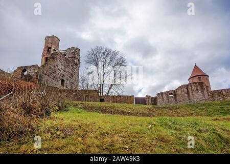 Festung mit dem Namen Bergfeste Dilsberg - Ruinen auf einem Hügel mit Blick auf das Neckartal Stockfoto