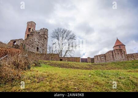 Festung mit dem Namen Bergfeste Dilsberg - Ruinen auf einem Hügel mit Blick auf das Neckartal Stockfoto