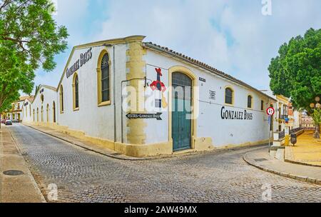 Jerez, SPANIEN - 20. SEPTEMBER 2019: Historische Gebäude des Bodegas Gonzalez Byass Sherry House mit dem berühmten Logo von Tio Pepe (Flasche mit Gitarre) und Stockfoto