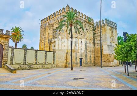 Der alte Huldigungsturm oder Turm der Festung Ponce de Leon von Alcazar mit beschädigten Wänden und Zinnen auf der Spitze, Jerez, Spanien Stockfoto