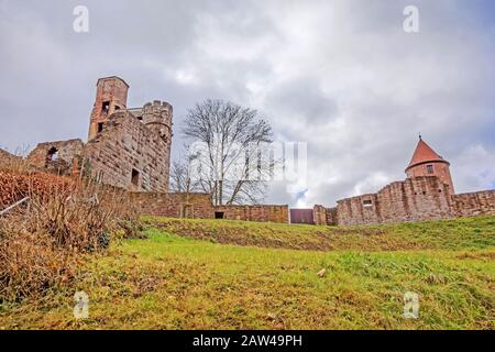 Festung mit dem Namen Bergfeste Dilsberg - Ruinen auf einem Hügel mit Blick auf das Neckartal Stockfoto