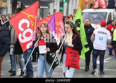 Nizza, Frankreich - 6. Februar 2020: Zwei Schöne Studenten Protestieren Mit Flags Gegen Den Plan Zur Rentenreform der Regierung von Macron In Nizza Gegen Die Franzosen Stockfoto