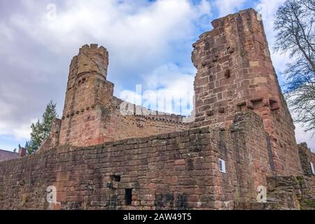 Festung mit dem Namen Bergfeste Dilsberg - Ruinen auf einem Hügel mit Blick auf das Neckartal Stockfoto