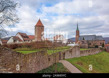 Festung mit dem Namen Bergfeste Dilsberg - Ruinen auf einem Hügel mit Blick auf das Neckartal Stockfoto