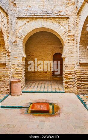 Jerez, SPANIEN - 20. SEPTEMBER 2019: Der Hof der alten Alcazar-Moschee mit kleinem Brunnen und enger Wasserquelle, am 20. September in Jerez Stockfoto