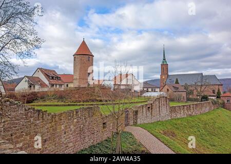 Festung mit dem Namen Bergfeste Dilsberg - Ruinen auf einem Hügel mit Blick auf das Neckartal Stockfoto