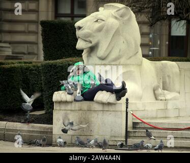 Glasgow, Schottland, Großbritannien. Februar 2020. Wetter in Großbritannien: Sonniger Tag, an dem Einheimische auf die Straße gingen, um zu protestieren und das gute Wetter zu genießen, als Schulkind das Mittagessen auf dem george Square mit den Löwen und Tauben genossen Copywrite Credit: Gerard Ferry/Alamy Live News Stockfoto