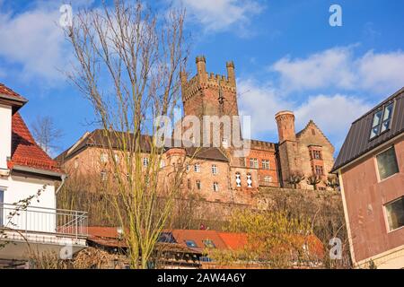 Neckarsteinach, Deutschland - 26. Januar 2014: Blick auf die Burgruine Vorderburg im Dorf Neckarsteinach am Neckar Stockfoto