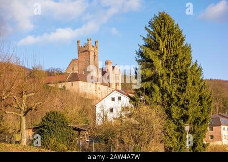 Neckarsteinach, Deutschland - 26. Januar 2014: Blick auf die Burgruine Vorderburg im Dorf Neckarsteinach am Neckar Stockfoto