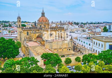 Luftbild der prächtigen gotischen Kathedrale von Jerez mit Fliesenkuppel, hohem Kirchturm, massiven Strebepfeilern und Schnitzsteindekorationen, Spanien Stockfoto