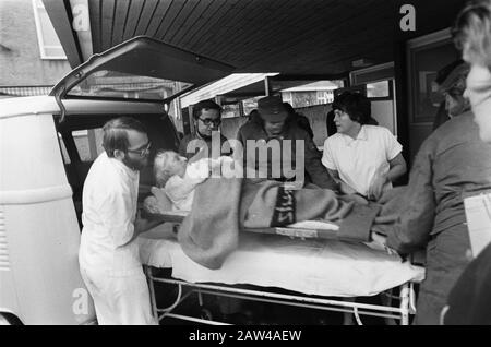 Rampe mit Hotelschiff Prinzessin Irene am Rhein in Köln; Verwundete kommen in Arnhem Krankenhaus Datum: 19. April 1975 Schlagwörter: Verwundete, Katastrophen, Schiffe, Krankenhäuser Stockfoto