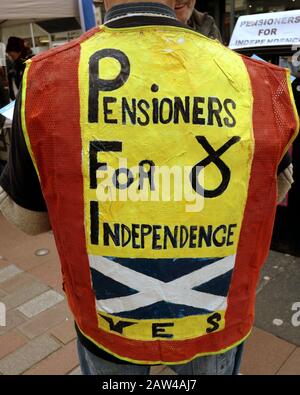 Glasgow, Schottland, Großbritannien. Februar 2020. Wetter in Großbritannien: Sonniger Tag, an dem Einheimische auf die Straße gingen, um zu protestieren und das gute Wetter zu genießen.Als Rentner für unabhängige Rechen zur Straße in Argille mit einem Stall. Copywrite Credit: Gerard Ferry/Alamy Live News Stockfoto