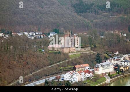 Neckarsteinach, Deutschland - 26. Januar 2014: Blick auf die Burgruine Vorderburg im Dorf Neckarsteinach am Neckar Stockfoto