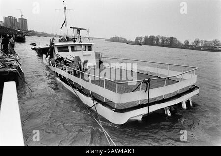 Rampe mit Hotelschiff Prinzessin Irene am Rhein in Köln; versunkenes Schiff Prinzessin Irene Datum: 19. April 1975 Schlagwörter: Katastrophen, Schiffe Stockfoto