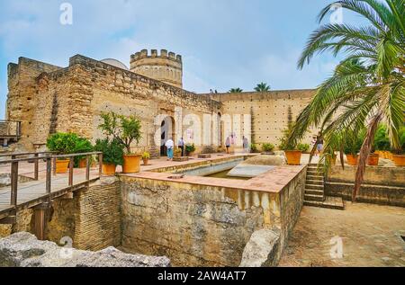 Jerez, SPANIEN - 20. SEPTEMBER 2019: Das Gelände der Festung Alcazar umfasst archäologische Stätte, Garten und mittelalterlichen Königlichen Pavillon, der zur Ruhe dient Stockfoto