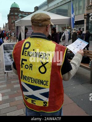 Glasgow, Schottland, Großbritannien. Februar 2020. Wetter in Großbritannien: Sonniger Tag, an dem Einheimische auf die Straße gingen, um zu protestieren und das gute Wetter zu genießen.Als Rentner für unabhängige Rechen zur Straße in Argille mit einem Stall. Copywrite Credit: Gerard Ferry/Alamy Live News Stockfoto