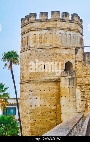 Der hohe Achteckige Turm der Festung Alcazar mit beschädigten Wänden, Gürteldekorationen und Zinnen, Jerez, Spanien Stockfoto