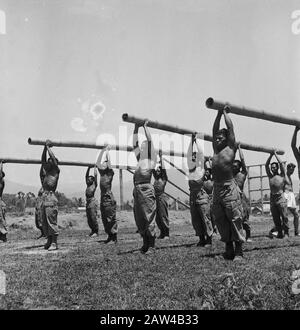 Ausbildung des Infanteriedepots KNIL Rantepao (Sulawesi) Rantepao, eine Stadt in der Mitte der Celebes [Hauptstadt der Toradja-Länder] hat nur den Namen durch eine Ausbildung erhalten, die sich dort befindet. Besonders unbewaffnete Selbstverteidigung durch die Rekruten achtet man sehr. Post-Übungen lehren die Rekruten, gleichzeitig zu reagieren, während die Muskeln eine scharfe Wende bekommen Datum: 4. November 1948 Ort: Indonesien Niederländische Ostindien Stockfoto