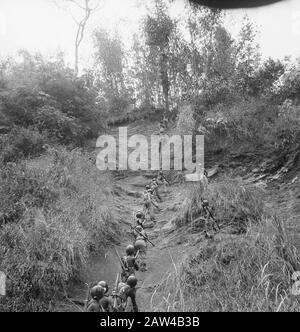 Ausbildung des Infanteriedepots KNIL Rantepao (Sulawesi) Rantepao, eine Stadt in der Mitte der Celebes [Hauptstadt der Toradja-Länder] hat nur den Namen durch eine Ausbildung erhalten, die sich dort befindet. Besonders unbewaffnete Selbstverteidigung durch die Rekruten achtet man sehr. Das Workout Mekale. Die Rekruten klettern an einem steilen Hang entlang eines Seils Datum: 4. November 1948 Ort: Indonesien Niederländische Ostindien Stockfoto
