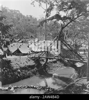 Ausbildung des Infanteriedepots KNIL Rantepao (Sulawesi) Rantepao ein Ort in der Mitte der Celebes [Hauptstadt der Toradja-Länder] hat nur den Namen erhalten, indem er für Rekruten ausgebildet wurde, die sich in der Stadt befinden. Ansicht des Lagers für Legierungen Datum: 4. November 1948 Ort: Indonesien Niederländische Ostindien Stockfoto