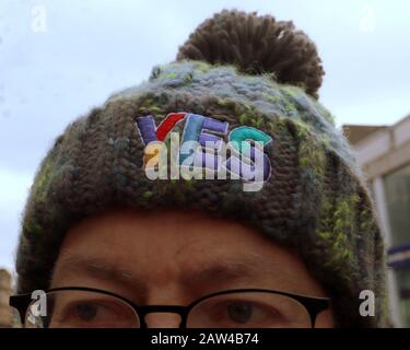 Glasgow, Schottland, Großbritannien. Februar 2020. Wetter in Großbritannien: Sonniger Tag, an dem Einheimische auf die Straße gingen, um zu protestieren und das gute Wetter zu genießen.Als Rentner für unabhängige Rechen zur Straße in Argille mit einem Stall. Copywrite Credit: Gerard Ferry/Alamy Live News Stockfoto