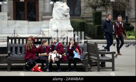 Glasgow, Schottland, Großbritannien. Februar 2020. Wetter in Großbritannien: Sonniger Tag, an dem Einheimische auf die Straße gingen, um zu protestieren und das gute Wetter zu genießen, während Schulkinder auf dem george Square mit den Löwen und Pigionen Copywrite Credit: Gerard Ferry/Alamy Live News zu Mittag gegessen haben Stockfoto