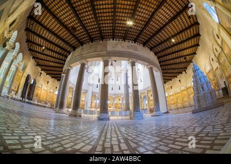 Interieur von Santo Stefano Rotondo (Basilika des hl. Stephanus in die Runde durch die Kirche des Heiligen Grabes von Jerusalem inspiriert, 5 c AD) - Rom Stockfoto