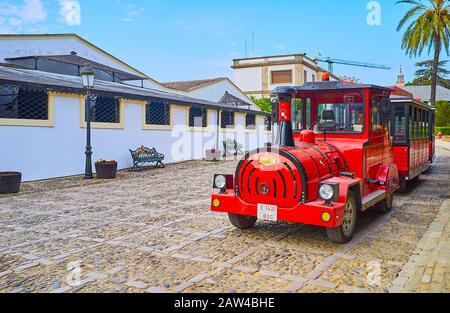 Jerez, SPANIEN - 20. SEPTEMBER 2019: Der rote Touristenzug wartet am 20. September in der Haltestelle des Weinmuseums des Weinguts Bodegas Tio Pepe auf die Touristen Stockfoto