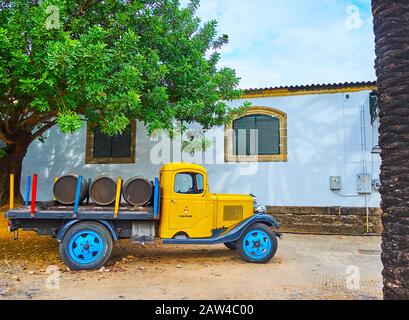 Jerez, SPANIEN - 20. SEPTEMBER 2019: Neben dem Weingutgebäude auf dem Gelände von Bodegas Tio Pepe, Septem, befindet sich der bunte Oldtimer mit Kassen Stockfoto