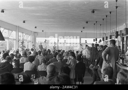 Eröffnung der Sporthalle Elzenhage Empfang im Gebäude des Sportkomplexes anlässlich der Eröffnung des Sportdatums: 25. August 1968 Ort: Amsterdam, Noord-Holland Schlüsselwörter: Empfänge, Sportfotograf: Unbekannt / Anefo Urheberrechtsinhaber: National Archives Materialtyp: Negativ (schwarz/weiß) Archivnummer: Siehe Zugriff 2.24.01.05 Stockfoto