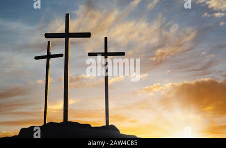 Die Kreuzigung Jesu Christi bei Sonnenaufgang - Drei Kreuze auf dem Hügel Stockfoto