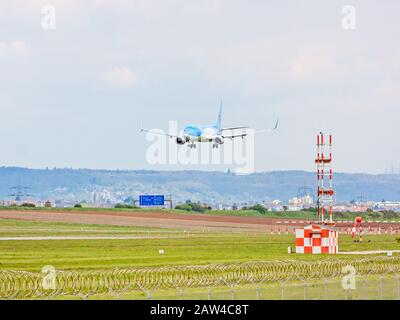 Stuttgart, 29. April 2017: Airbus-Flugzeug A320 von TUIfly auf Landungsanflug zum Flughafen Stuttgart - grüne Wiese mit Wetterstation in Stockfoto