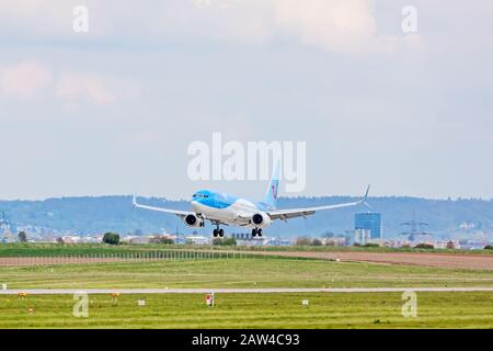 Stuttgart, 29. April 2017: Airbus-Flugzeug A320 von TUIfly auf Landungsanflug zum Flughafen Stuttgart - grüne Wiese mit Wetterstation in Stockfoto