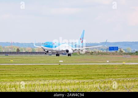 Stuttgart, 29. April 2017: Airbus-Flugzeug A320 von TUIfly auf Landungsanflug zum Flughafen Stuttgart - grüne Wiese mit Wetterstation in Stockfoto