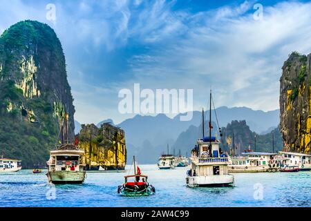 Ein Touristenboot in den Karstbergen der Halong Bay, Nordvietnamesen, Asien. Stockfoto