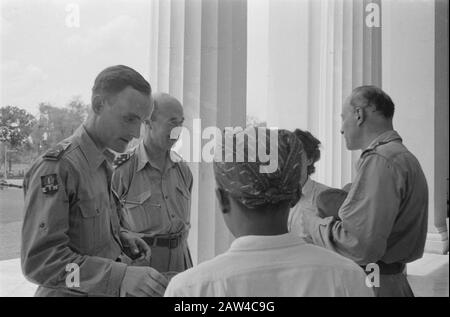 Festlichkeiten beim Transfer und Abzug britischer Truppen von der indonesischen Front auf den Stufen des Palastes des Oberstleutnants H.J. Mook; zweiter von links General H.J.J.W. Dürst Britt Datum: 22. November 1946 Ort: Batavia, Indonesien, Jakarta, Niederländisch-Ostindien Stockfoto