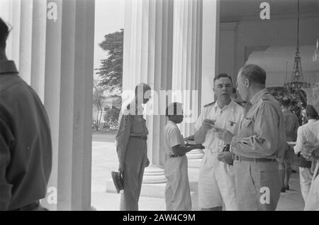 Festlichkeiten beim Transfer und Abzug britischer Truppen von der indonesischen Front auf den Stufen des Palastes des Oberstleutnants H.J. Mook; Van Mook spricht mit einem Marineoffizier mit Hut in der Hand General H.J.J.W. Dürst Britt Datum: 22. November 1946 Ort: Batavia, Indonesien, Jakarta, Niederländisch-Ostindien Stockfoto