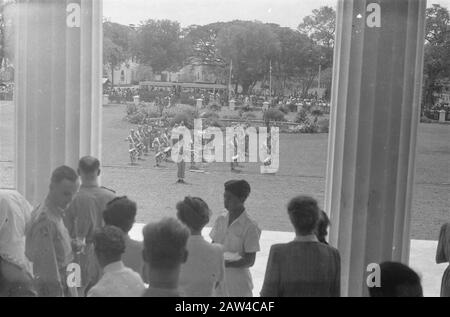Festlichkeiten beim Transfer und Abzug britischer Truppen von der indonesischen Front auf den Stufen des Palastes des Oberstleutnants H.J. Mook Anmerkung: Im Garten ist die Musik Kors Pippers 7. Dezember Division Datum: 22. November 1946 Ort: Batavia, Indonesien, Jakarta, Niederländisch-Ostindien Stockfoto
