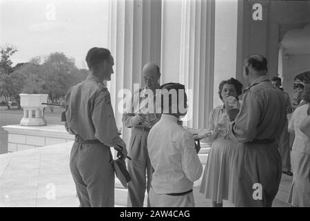 Festlichkeiten beim Transfer und Abzug britischer Truppen von der indonesischen Front auf den Stufen des Palastes des Oberstleutnants H.J. Mook; zweiter von links General H.J.J.W. Dürst Britt Datum: 22. November 1946 Ort: Batavia, Indonesien, Jakarta, Niederländisch-Ostindien Stockfoto