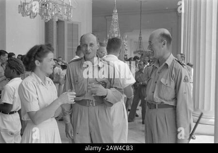 Festlichkeiten beim Transfer und Abzug britischer Truppen von der indonesischen Front auf den Stufen des Palastes des Oberstleutnants H.J. Mook; Links Mans [Spoor] -Dijkema, unbekannt (1 EL LT. Mit Auszeichnung) und rechts H.J.J.W. Dürst Britt Datum: 22. November 1946 Ort: Batavia, Indonesien, Jakarta, Niederländisch-Ostindien Stockfoto