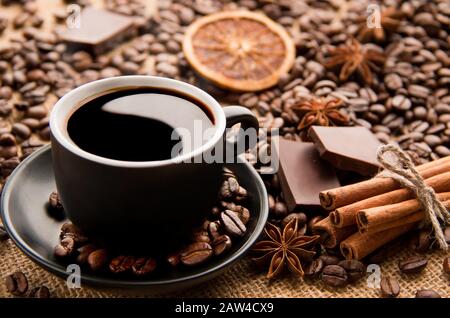 Yin und Yang in eine Tasse Kaffee auf einen Topf mit Gerste, Zimt und Schokolade Stockfoto