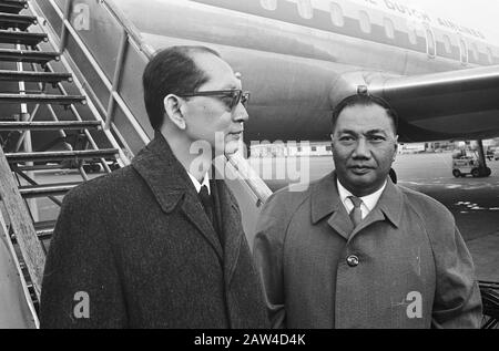 Ankunft der indonesischen UN-Delegation am Flughafen Rechter Außenminister Ruslan Abdoelgani, der den indonesischen Diplomaten, Politiker und Wissenschaftler Soedjatmoko verbindet Datum: 27. Oktober 1966 Standort: Nordholland, Schiphol Schlüsselwörter: An- und Abreise, Delegierte Flughäfen Personenname: Abdoelgani, Ruslan Stockfoto