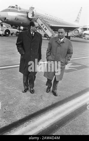 Ankunft der indonesischen UN-Delegation am Flughafen Rechter Außenminister Ruslan Abdoelgani, der den indonesischen Diplomaten, Politiker und Wissenschaftler Soedjatmoko verbindet Datum: 27. Oktober 1966 Standort: Nordholland, Schiphol Schlüsselwörter: Ankunft und Abreise, Delegierte Flughäfen Stockfoto