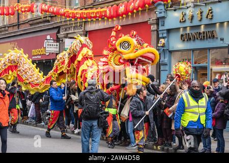 London, 26. Januar 2020. Mitglieder der Parade in London Chinatown. Chinesische Neujahrsfeiern. Selektiver Fokus Stockfoto