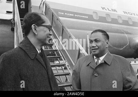 Ankunft der indonesischen UN-Delegation am Flughafen Rechter Außenminister Ruslan Abdoelgani, der den indonesischen Diplomaten, Politiker und Wissenschaftler Soedjatmoko verbindet Datum: 27. Oktober 1966 Standort: Nordholland, Schiphol Schlüsselwörter: Ankunft und Abreise, Delegierte Flughäfen Stockfoto