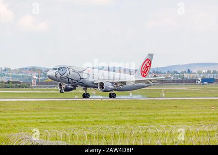 Stuttgart - 29. April 2017: Niki Flugzeug auf Touchdown-Landebahn - Flughafen Stuttgart Stockfoto